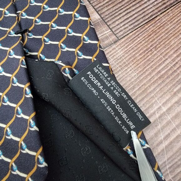 Gucci Mens Neck Tie 100% Silk Made In Italy W-3.25" x L-61" (Flaw, See Pics) - Picture 5 of 11